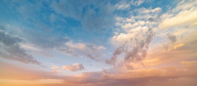 Pastelkleurige wolken in de lucht