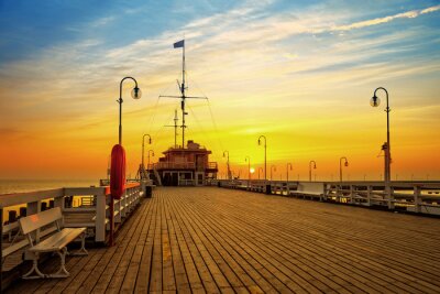 Pier in Sopot in de avondzon