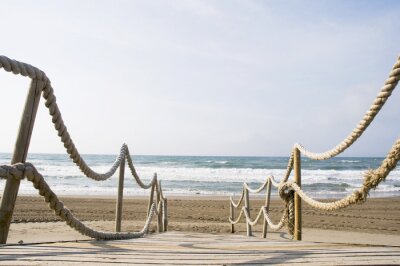 Pier met touwen op het strand