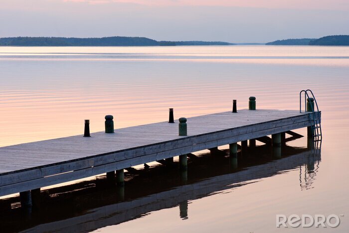 Canvas Pier op de achtergrond van een leeg meer