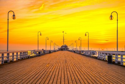 Pier op de achtergrond van gele lucht
