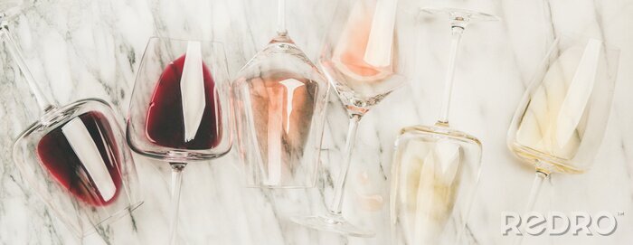 Canvas Plat van rode, rose en witte wijn in glazen en kurkentrekkers over grijze marmeren achtergrond, bovenaanzicht, brede samenstelling. Wijnbar, wijnmakerij, wijn degustatie concept