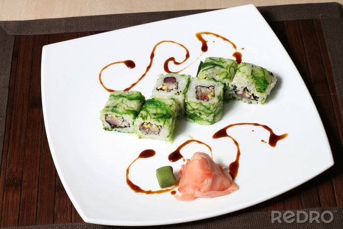 Canvas portie sushi op een groot plein wit bord