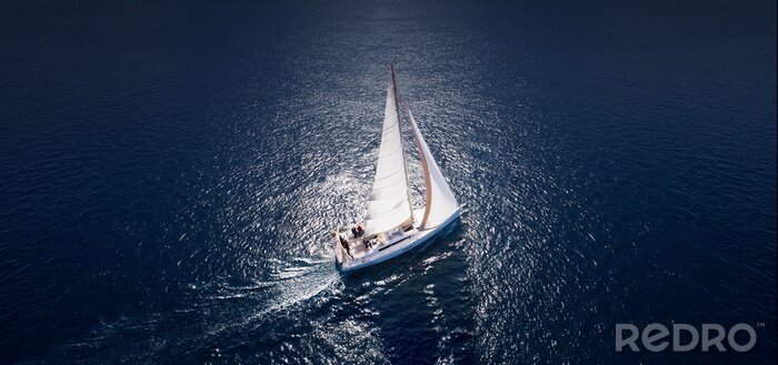 Canvas Prachtig uitzicht op jacht zeilen in open zee op winderige dag. Drone view - bird's eye angle.
