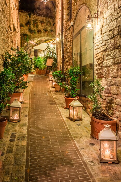 Canvas Prachtig versierde straat in kleine stad in Italië, Umbrië