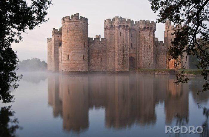Canvas Prachtige gracht en het kasteel in de herfst vallen zonsopgang met mist over m