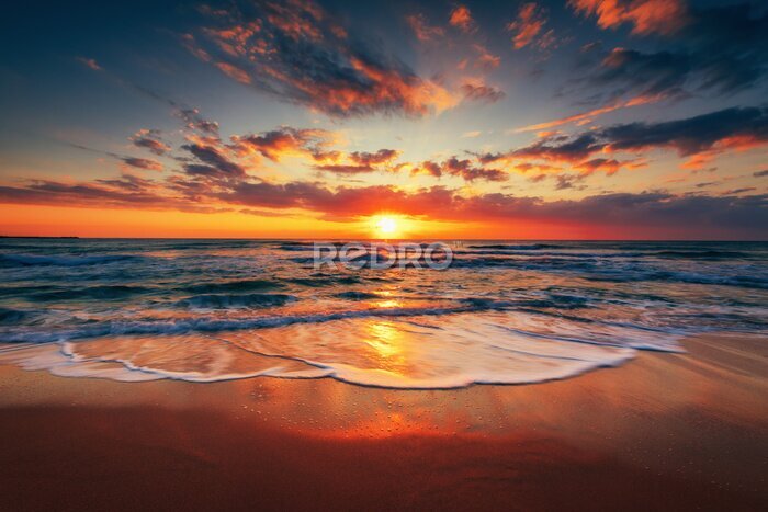 Canvas Prachtige zonsopgang over de zee