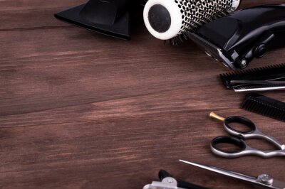Professionele kappers apparatuur op een donkere houten achtergrond. Tools voor het kapsalon, schoonheidssalon.
