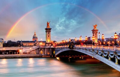 Regenboog boven Parijs