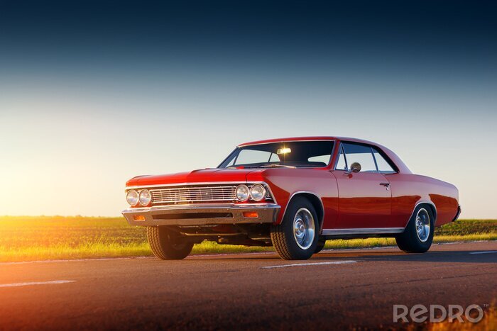 Canvas Retro rode auto verblijf op asfalt weg bij zonsondergang
