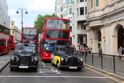 Rode dubbeldekkers met toeristen en taxi op straat van Londen
