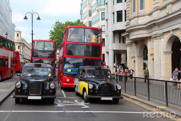 Canvas Rode dubbeldekkers met toeristen en taxi op straat van Londen