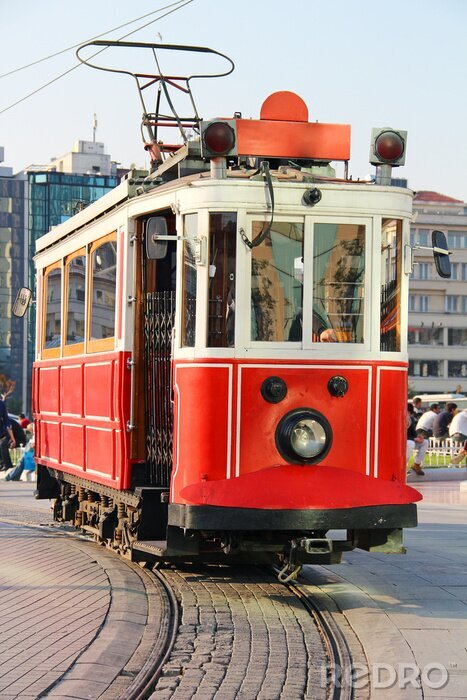 Canvas Rode uitstekende tram in Istanbul