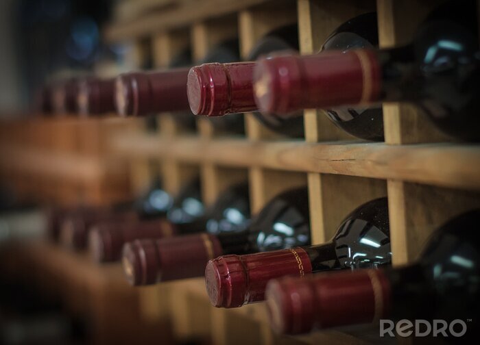 Canvas Rode wijn flessen gestapeld op houten rekken