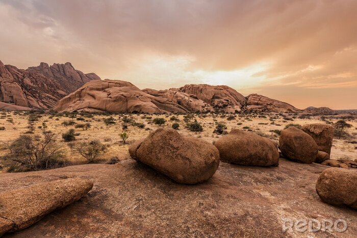 Canvas Ronde stenen in de Namibische savanne bij zonsondergang