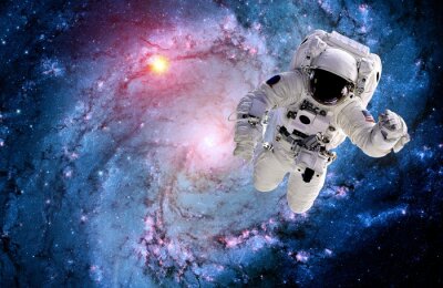 Roze galaxy met een kosmonaut in close-up