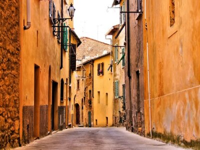 Rustieke middeleeuwse straat in een stad in Toscane, Italië