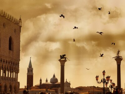 Canvas San Marco plein met dramatische wolken en vogels in Venetië, Italië