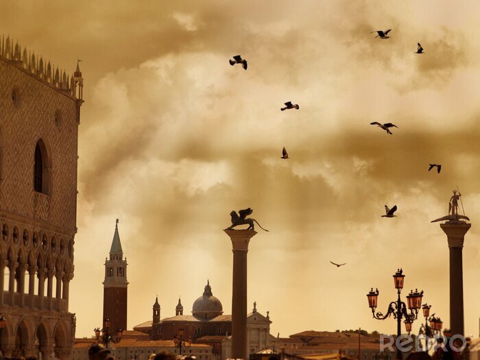 Canvas San Marco plein met dramatische wolken en vogels in Venetië, Italië