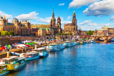 Canvas Scenic zomer uitzicht op de Oude Stad architectuur met de Elbe rivierdijk in Dresden, Saksen, Duitsland