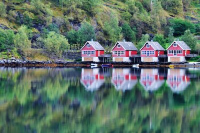 Schilderachtig uitzicht op het meer en de visserij hutten in Flam, Noorwegen