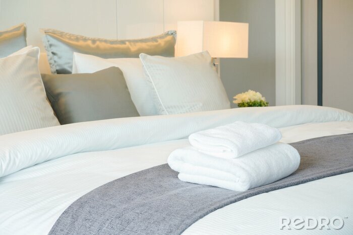 Canvas Schone handdoeken op bed in hotelkamer
