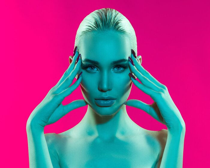 Canvas Schoonheid portret van schattige sexy jonge vrouw op roze achtergrond