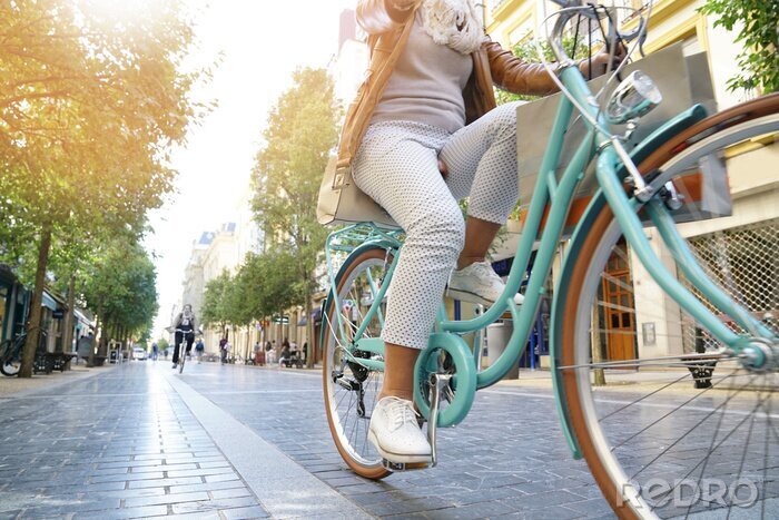 Canvas Senior vrouw rijden stad fiets in de stad