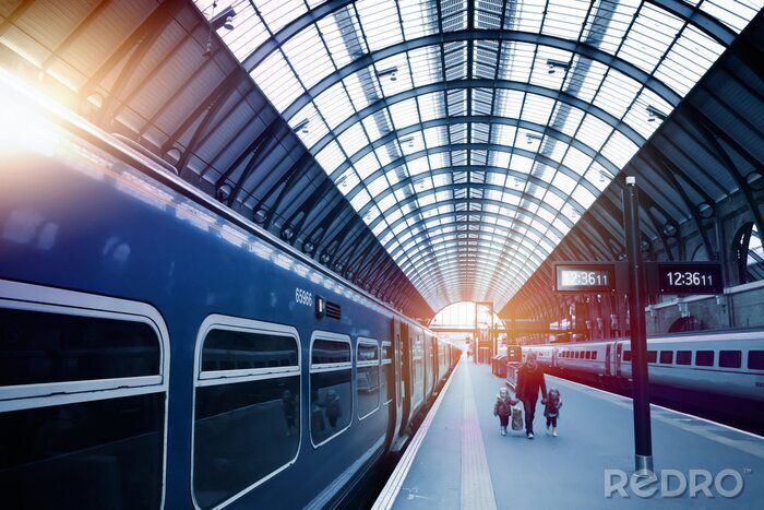 Canvas Spoorwegperron met trein en passagiers