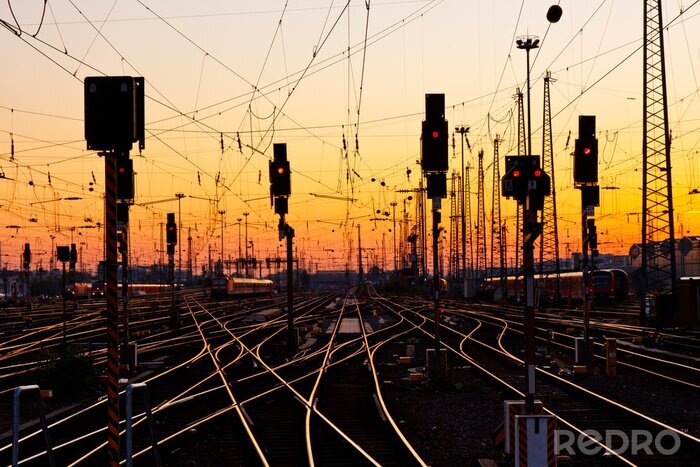 Canvas Sporen van de spoorweg bij zonsondergang