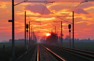 Sporen zonder treinen bij zonsondergang