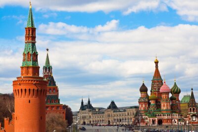 Canvas St. Basil's Cathedral op het Rode Plein en het Kremlin torens in Moskou