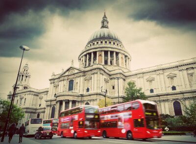 St Paul's Cathedral in Londen, het Verenigd Koninkrijk. Rode bussen, vintage stijl.