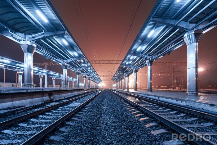 Canvas Station 's nachts. Trein platform in de mist. Spoorweg