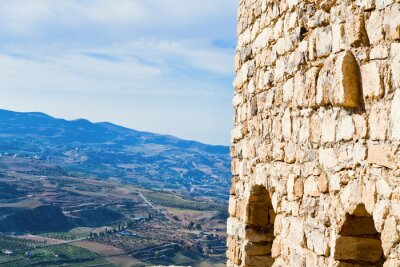 Canvas stenen muur van Kerak kasteel en uitzicht op bergen vallei
