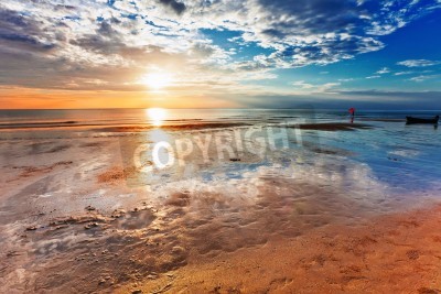 Canvas Strand en weerspiegeling van de zonsondergang in de zee