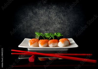 Stukjes sushi met eetstokjes