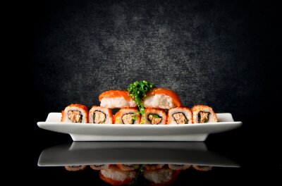 Sushi en broodjes in plaat