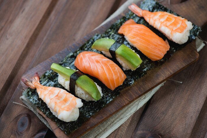 Canvas Sushi met zalm, garnalen en avocado, rustieke houten achtergrond