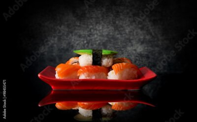 Sushi op een rood bord