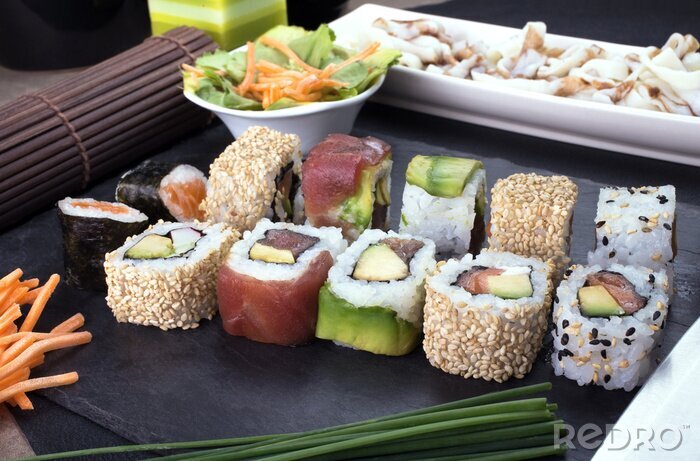 Canvas sushi rollen voorbereid op plaat / schotel met sushi menu