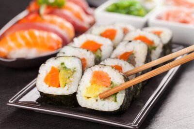 sushi stukken met stokjes