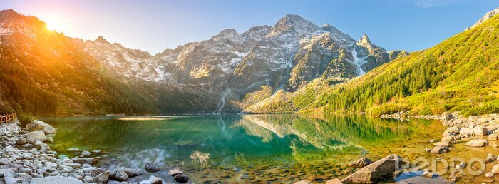 Canvas Tatra National Park, een meer in de bergen bij het aanbreken van de zon. Polen
