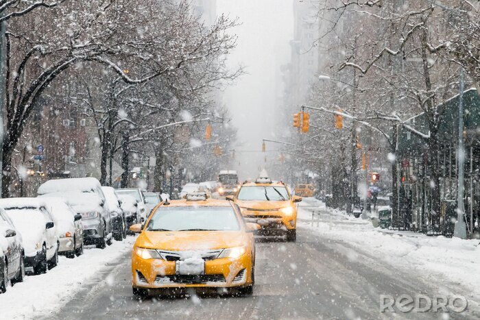 Canvas Taxi's rijden over een besneeuwde 5th Avenue tijdens een winternest of storm in New York City