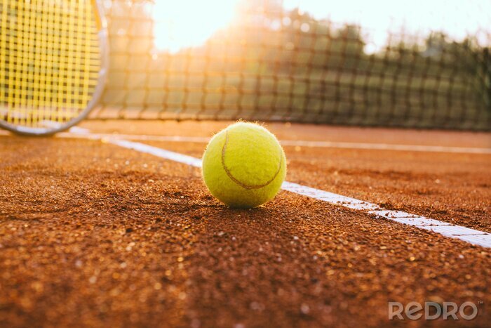 Canvas Tennis racket en bal op een gravelbaan