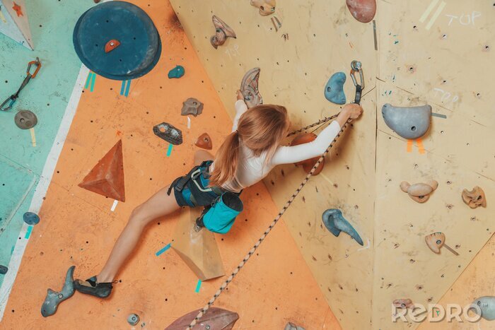 Canvas Tiener meisje klimmen in de sportschool