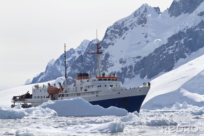 Canvas toeristische schip onder de ijsbergen op de achtergrond van de ber