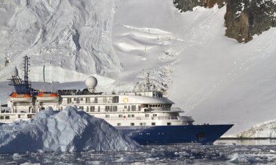 toeristische schip op de achtergrond van bergen en gletsjers van de
