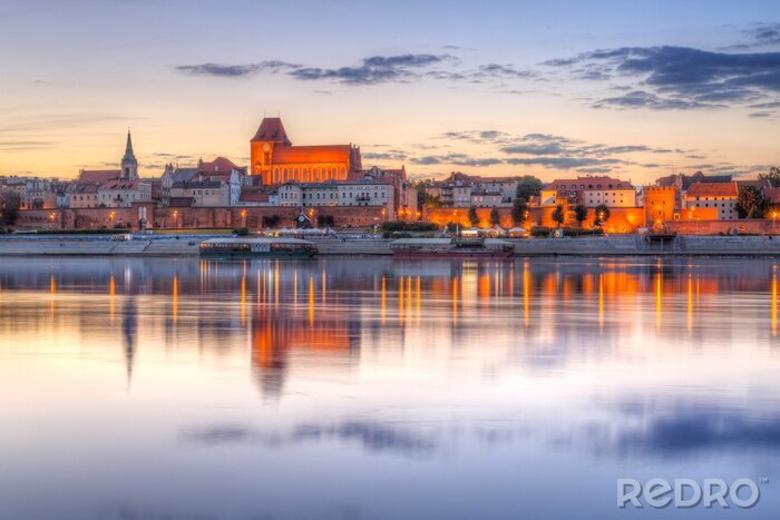 Canvas Torun oude stad tot uiting in de Vistula rivier bij zonsondergang, Polen