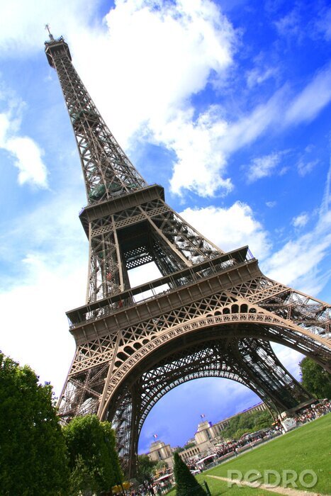 Canvas Tour Eiffel en contre plongee symbole de Paris